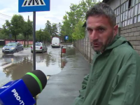Reacția unui italian care și-a pierdut numărul la mașină pe o stradă inundată din România