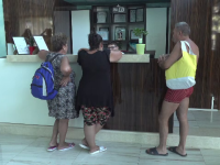 Hotelierii, exasperați de turiștii care vin cu tichete: „Frigiderul geme şi e legat cu sfoară”