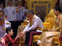 Ceremonie bizară în Thailanda. Regele și-a prezentat oficial concubina, de față cu regina