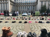 La sediul MAI au fost puși 400 de pantofi ”pentru fiecare copil care dispare anual”