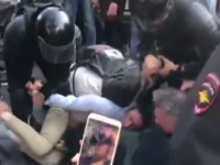 Un polițist rus bate cu brutalitate cu bastonul un protestatar. VIDEO