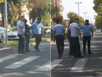 Bătrân ajutat de poliţişti să traverseze în Bistrița