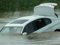 BMW aruncat in apa