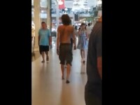Tânăr dezbrăcat, desculț și cu un cuțit la brâu, filmat într-un mall din Craiova