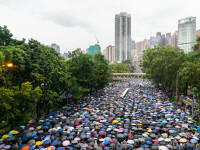 Zeci de mii de oameni protestează din nou la Hong Kong. „Nu vom renunţa la nimic”