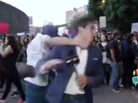 Momentul în care un reporter e lovit cu pumnul, în direct, când transmite de la un protest
