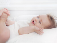 (P) Când te duci în vizită la un bebeluș, nu vei da greș cu aceste haine pentru nou născuți