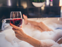 O femeie a murit după ce s-a despărţit de iubit şi a sărbătorit bând vin în cadă