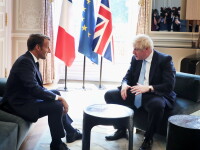 Boris Johnson, cu piciorul pe masă, în timpul vizitei la Palatul Elysee. FOTO