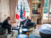 Boris Johnson, cu piciorul pe masă, în timpul vizitei la Palatul Elysee - 4