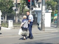 Polițiști premiați de Mihai Fifor, după ce au ajutat două bătrâne să treacă strada - 4