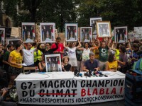 Emmanuel Macron, criticat de protestatarii francezi, cu prilejul Summitului G7