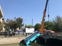 Un autobuz STB a căzut în râul Dâmbovița în urma unui accident rutie