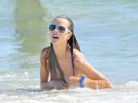 Alessandra Ambrosio a făcut senzație la plajă