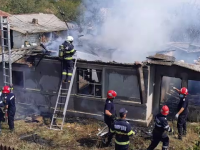 Casă distrusă de flăcări în Dâmbovița. De la ce a pornit incendiul