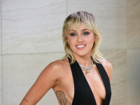 Miley Cyrus spune că prima sa experiență sexuală a fost o partidă în trei cu două fete