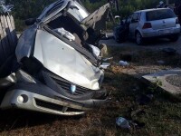 Un mort și 3 răniți, după un accident provocat de o șoferiță de 19 ani. Tânăra nu avea permis