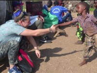 Povestea româncei care a învățat triburile din Kenya să poarte mască și să se spele pe mâini