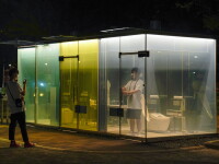 Toalete publice transparente, amplasate într-un parc din Japonia. Pereții devin opaci când sunt folosite