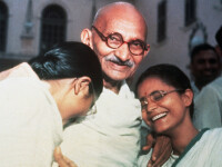Suma incredibilă cu care au fost vânduți la licitație ochelarii lui Gandhi. Cum arată. FOTO