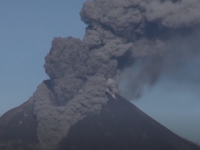 VIDEO. Un vulcan din Indonezia a expulzat un nor de cenușă până la la 1.000 m altitudine