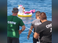 O fetiță de 4 ani a plutit în derivă pe un unicorn plutitor, din neatenția părinților