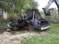 Un tânăr din Mureș a murit, după ce s-a izbit cu mașina în mai mulți copaci și o casă