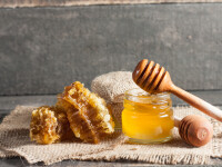 România importă masiv miere din China și Ucraina, chiar dacă poate asigura consumul din producția proprie. Care este motivul
