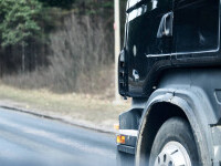 Transportatorii se plâng de carantina impusă șoferilor nevaccinați: Românii vor 