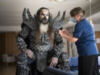 Solistul trupei Lordi a fost vaccinat în timp ce purta un costum de monstru