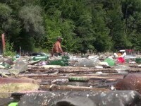 Viiturile și nepăsarea față de mediu. Oamenii înoată printre deșeuri ca să ajungă la bărci