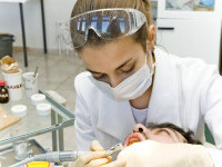 Percheziții în București, în cazul unor diplome falsificate pentru practicarea medicinei dentare. Prețul: 2.000 de euro