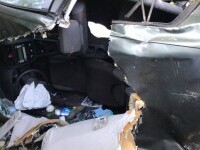 A făcut praf o gospodărie, după ce a pierdut controlul volanului. Doi oameni au ajuns la spital. VIDEO