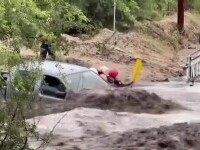 Operaţiune de salvare contra-cronometru: Trei femei, prinse în mașină în mijlocul unei viituri