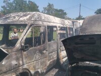 Incendiu puternic la un garaj din Botoșani. Cinci microbuze au luat foc. VIDEO