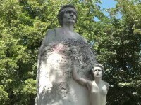 Cea mai veche statuie a lui Mihai Eminescu, spălată cu detergent de rufe, după ce a fost pătată cu vopsea