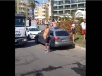 O româncă s-a suit pe mașină ca să nu-i fie ridicată după ce a parcat ilegal în Sunny Beach. ”Oare așa fac și la ei acasă?”