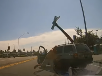 Un șofer nervos a blocat drumul și a aruncat cu un topor în parbrizul unei mașini. VIDEO