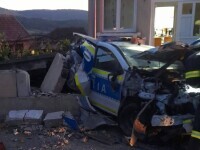 A făcut praf o mașină de poliție și o dubă a Jandarmeriei, după ce a adormit la volanul TIR-ului. GALERIE FOTO