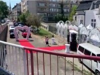 O familie din Lugoj a blocat o stradă întreagă pentru a-și face nunta. Au pus covor roșu și boltă flori în mijlocul drumului