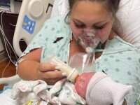 Imagine emoționantă. O mamă își ține copilul abia născut în brațe o singură dată, înainte să moară de Covid