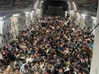 Imagine tulburătoare cu sute de refugiați afgani, înghesuiți pe podeaua unui cargo militar. Decizia echipajului