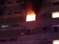 Incendiu puternic într-un bloc din Reșița. Mai multe persoane au fost evacuate de urgență