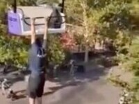 Un bărbat a fost filmat când a căzut din telescaun de la 15 metri într-un parc de distracții