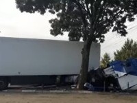 Un TIR era să cadă în Dâmbovița, în Capitală, după ce șoferul a pierdut controlul volanului și s-a oprit într-un copac. VIDEO