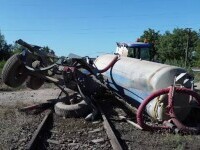 Un tractor a fost lovit de un tren, la intrarea în Timișoara. „Am auzit o bubuitură”