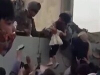 Imagini virale. O fetiţă afgană ridicată din mulţime şi preluată de un soldat peste un zid a devenit simbolul acestor zile
