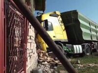 A scăpat ca prin minune, după ce un TIR a intrat în casă în timp ce dormea și zidul a căzut peste el