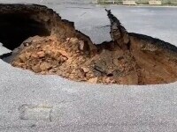 O groapă uriașă a apărut, după o ploaie torențioală, în Carolina de Nord. VIDEO