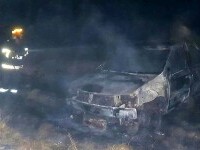 O mașină a ars complet, după ce șoferul a turat motorul pe un câmp, iar vegetația a luat foc